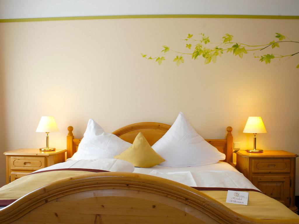 Hotel Speeter Weisenheim am Berg Buitenkant foto